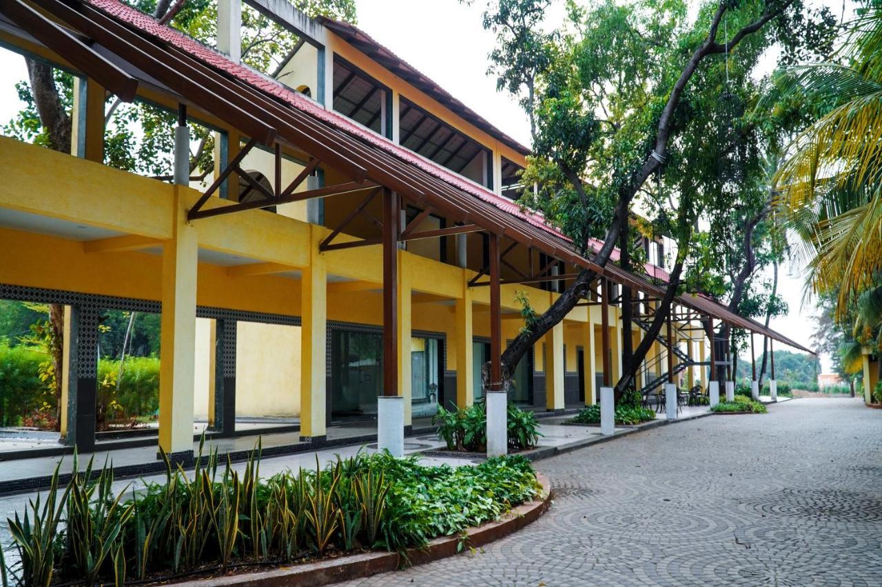 Shanti Resorts Valsad Esterno foto