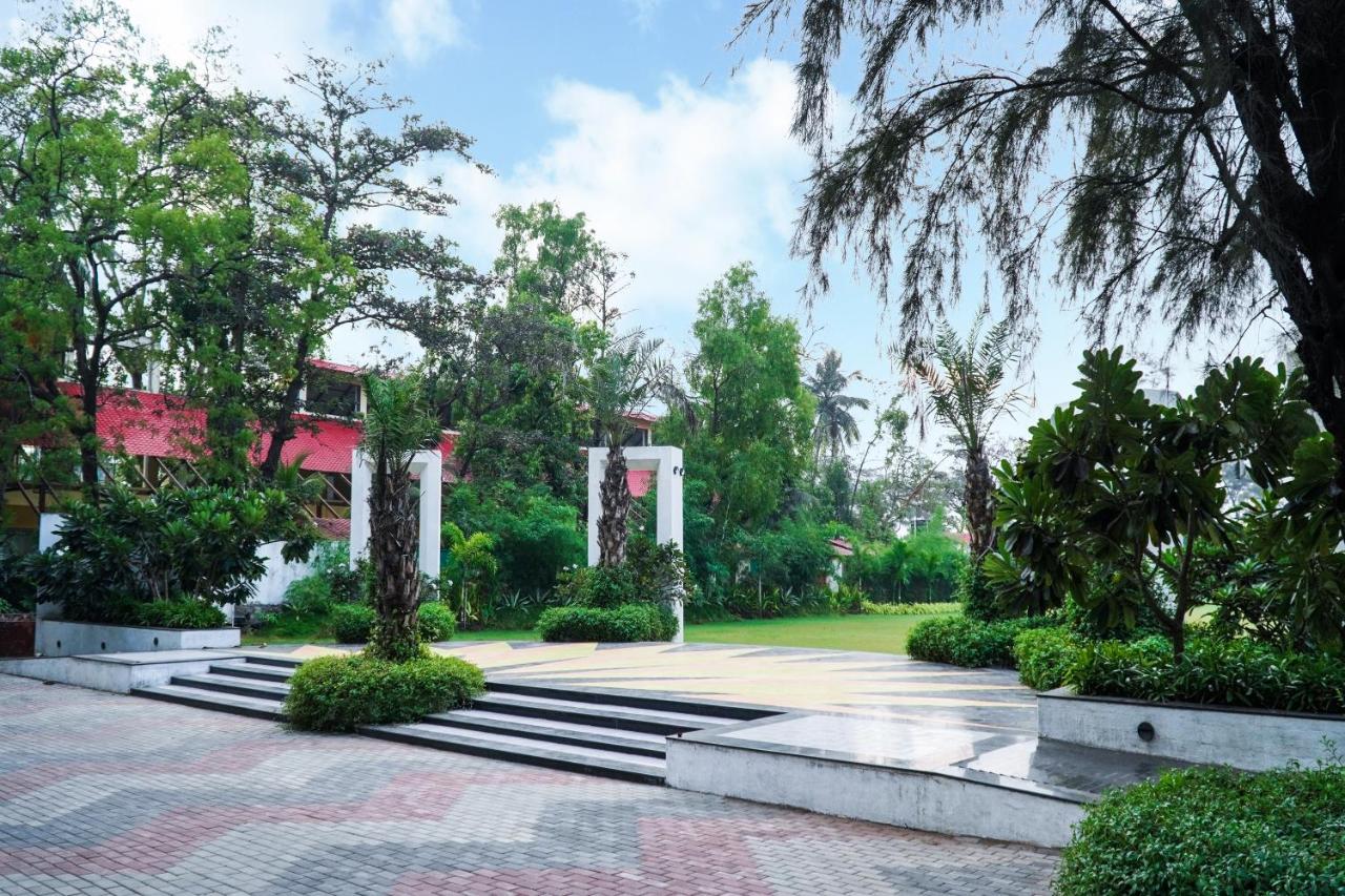 Shanti Resorts Valsad Esterno foto
