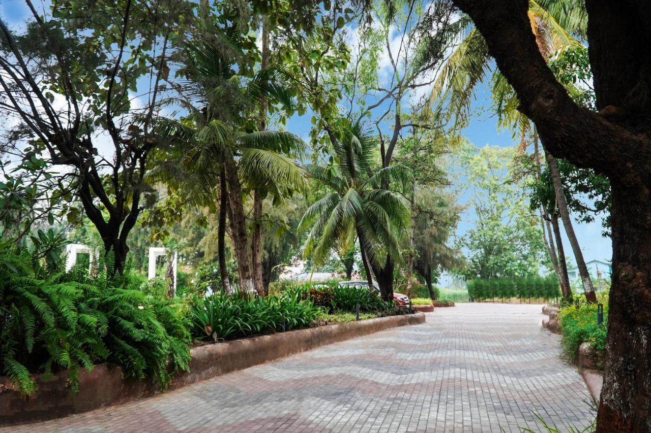 Shanti Resorts Valsad Esterno foto
